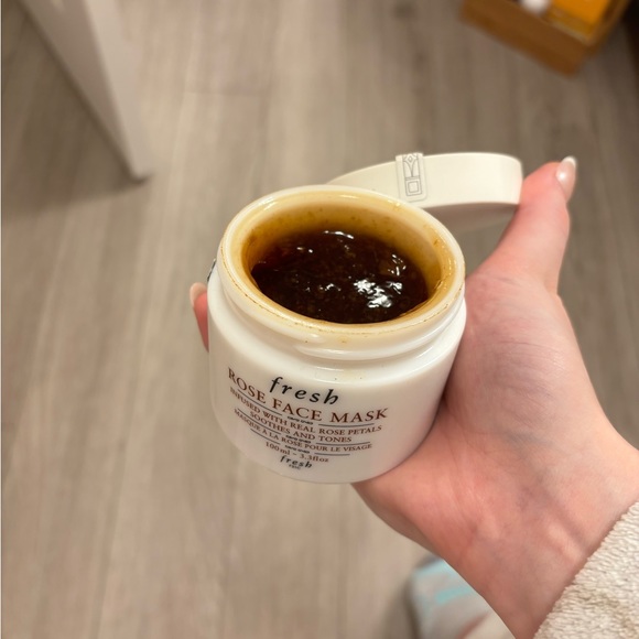 Fresh rose face mask. - Picture 2 of 3